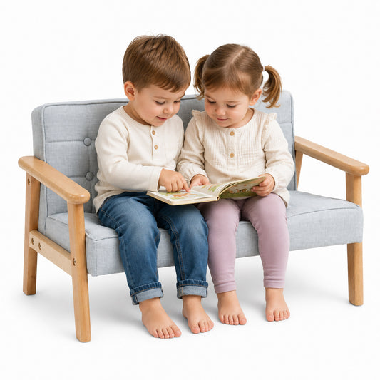 Graues Kindersofa als kompakter 2-Sitzer mit natürlichem Holzrahmen