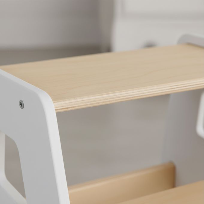 Weißer Kinderhocker aus Holz im Kinderzimmer
