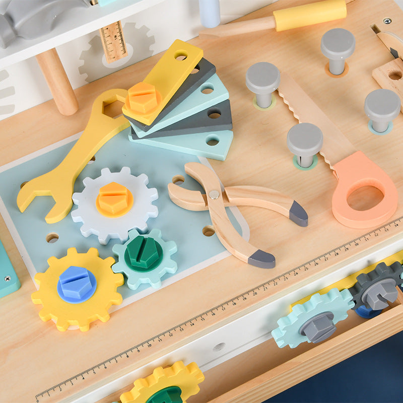 Große Kinder Werkbank aus Holz mit Werkzeugen und Zahnrädern