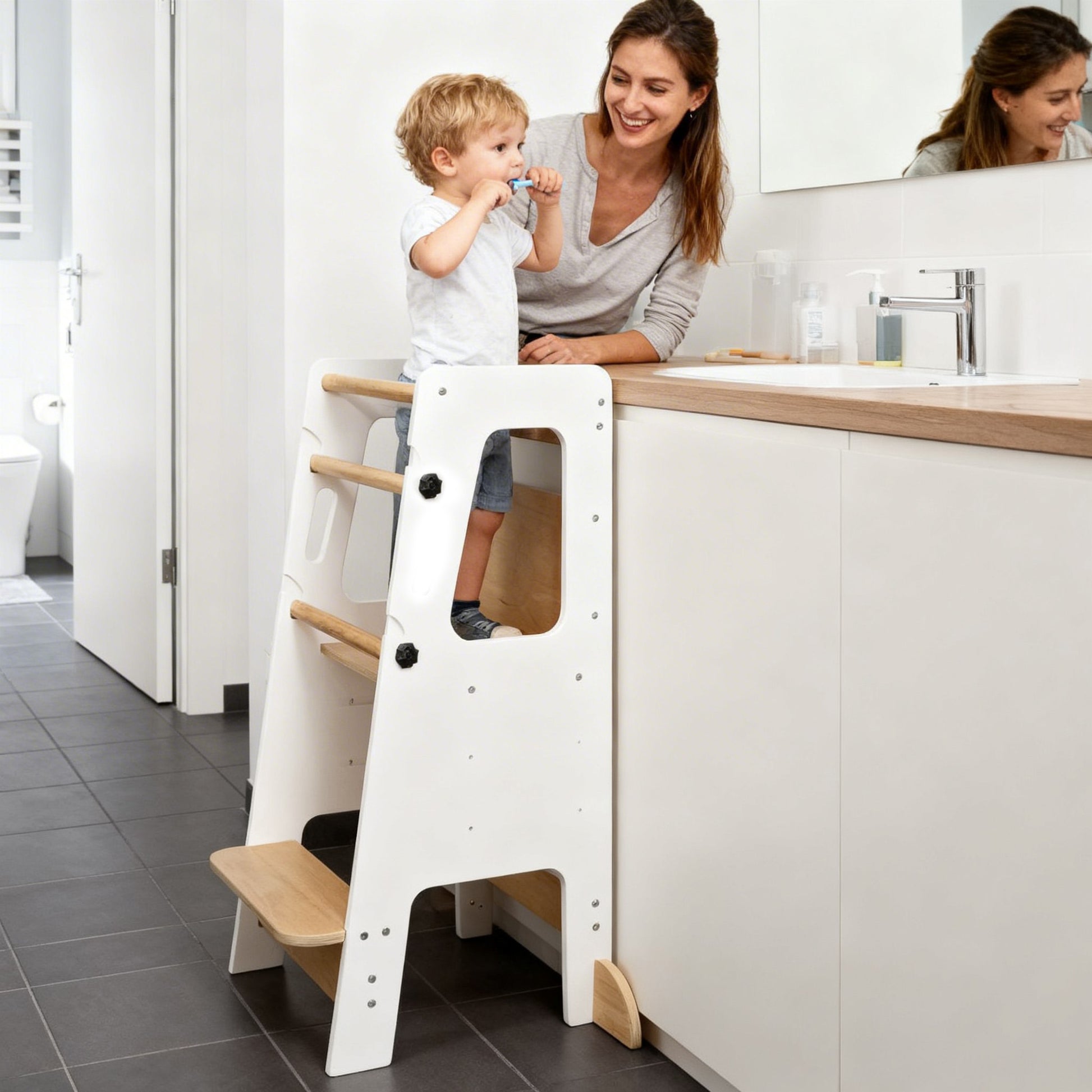 Montessori Lernturm als Küchenhelfer für Kinder im Familienalltag