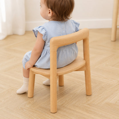 Abgerundete Rückenlehne eines Kinderstuhls aus Buchenholz