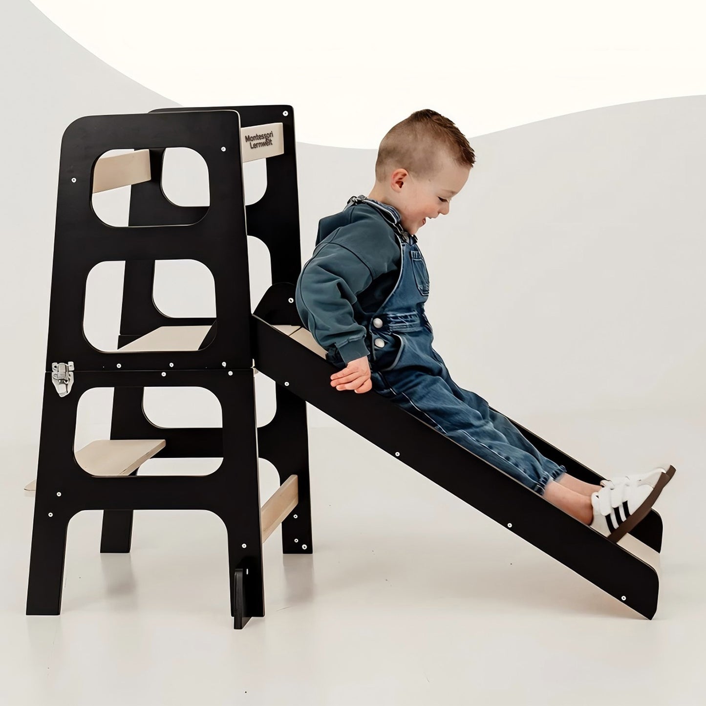 Montessori Lernturm 3-in-1 in Schwarz und Naturholz im Küchenalltag