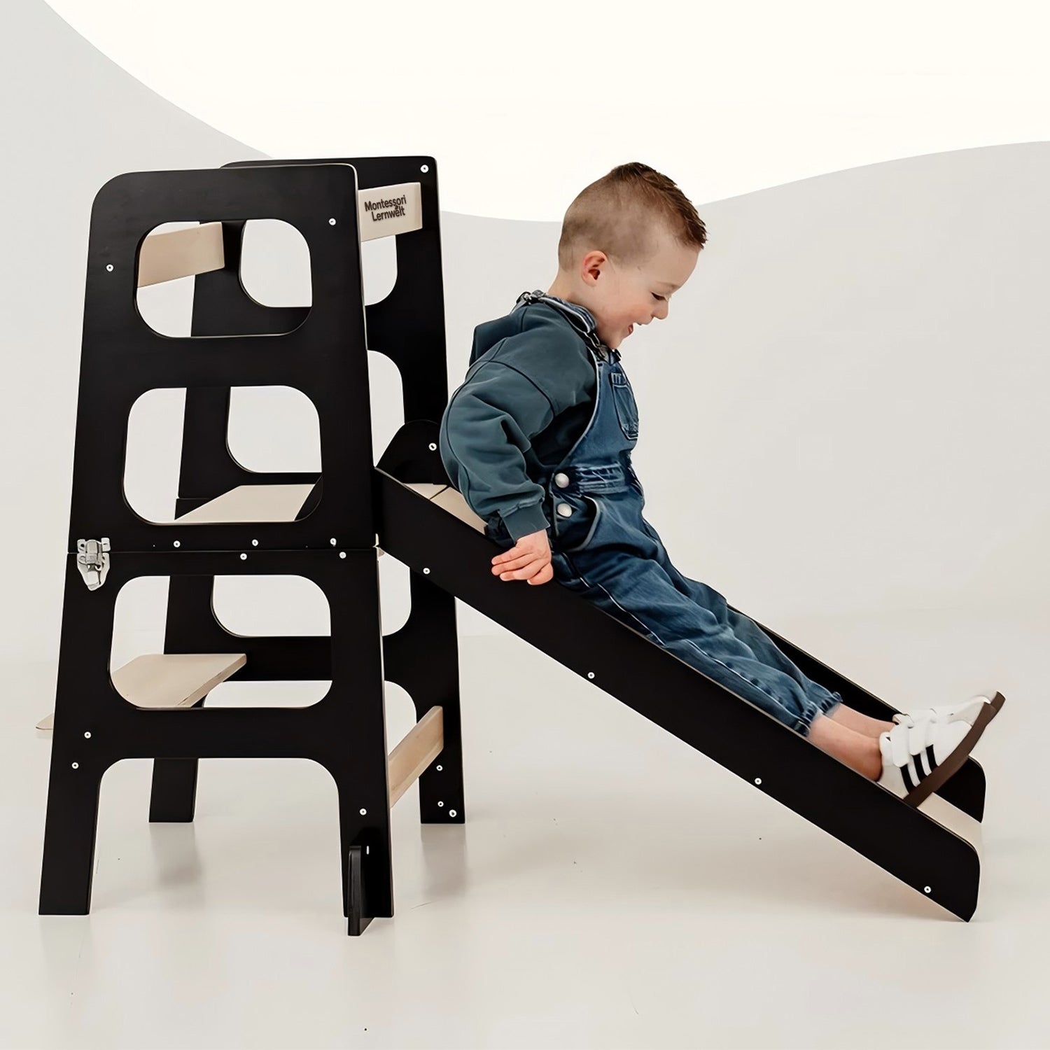 Montessori Lernturm 3-in-1 in Schwarz und Naturholz im Küchenalltag