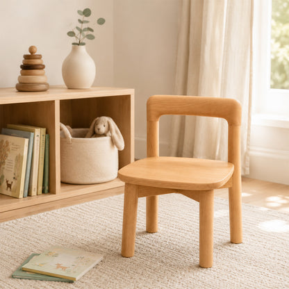 Niedriger Holzstuhl für Kinder im modernen Wohnzimmer