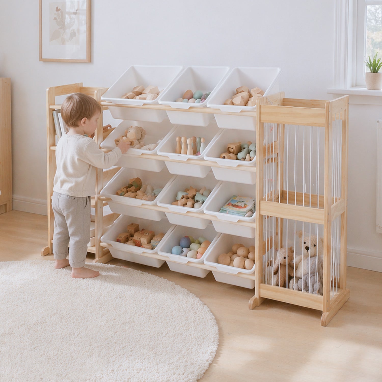 Montessori Spielzeugregal im Kinderzimmer mit Büchern, Spielzeug und Kuscheltieren
