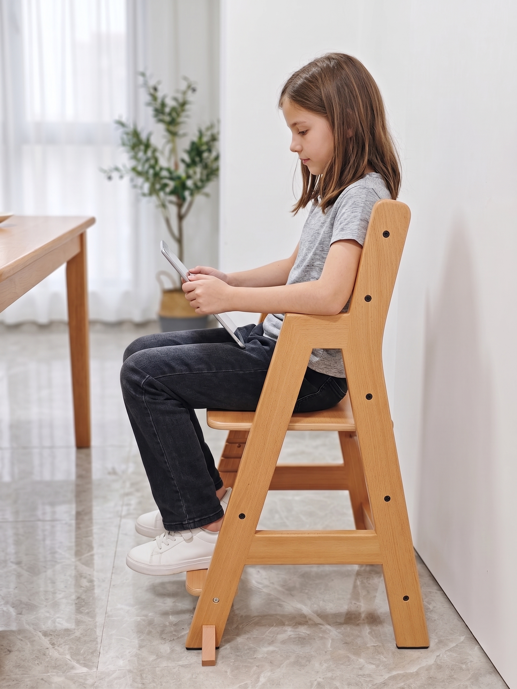 Montessori Lernturm und Kinderstuhl in einem Möbelstück