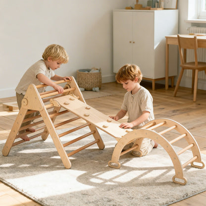 Montessori Kletterbogen aus Holz im Wohnzimmer