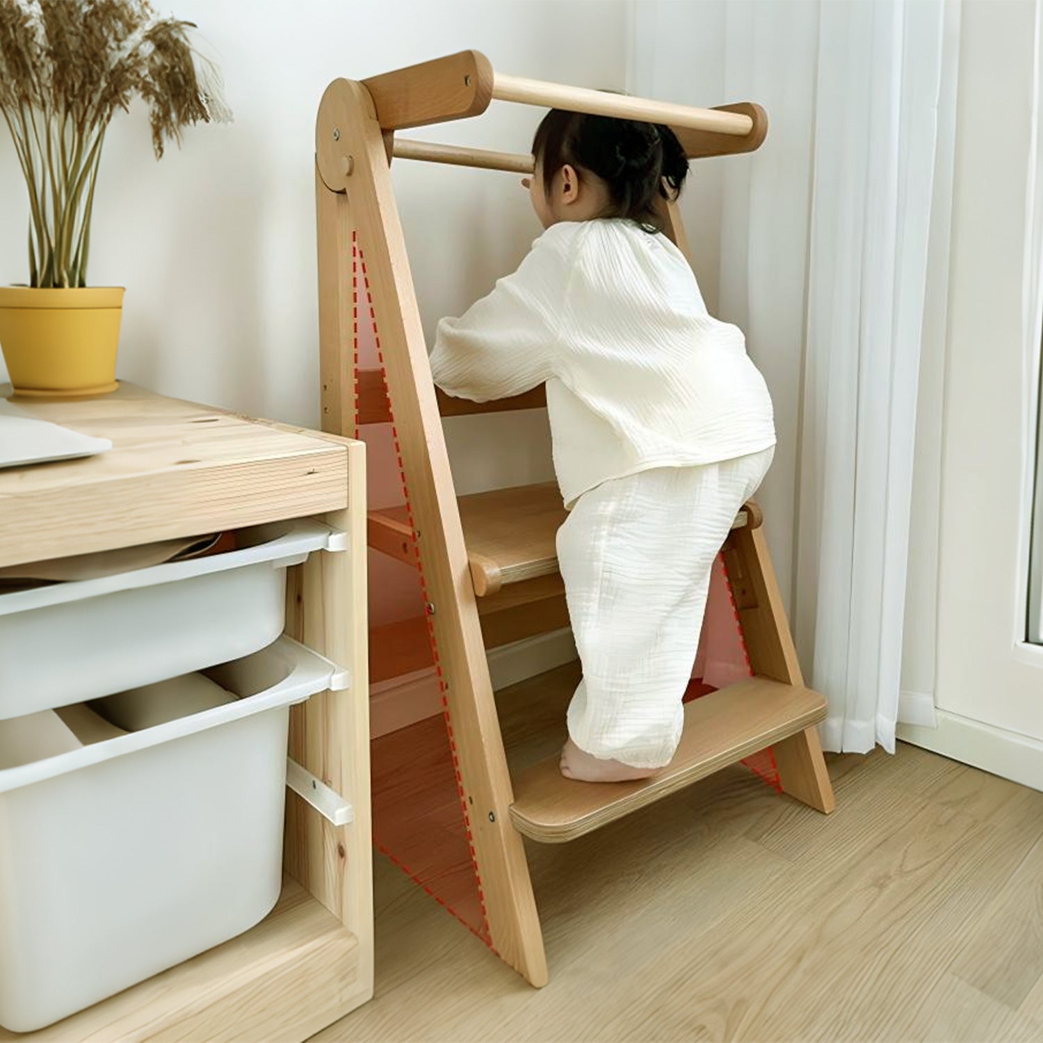 Montessori Lernturm mit stabiler Dreiecksstruktur für sicheren Stand