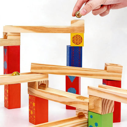 Bunte Kugelbahn aus Holz im hellen Kinderzimmer