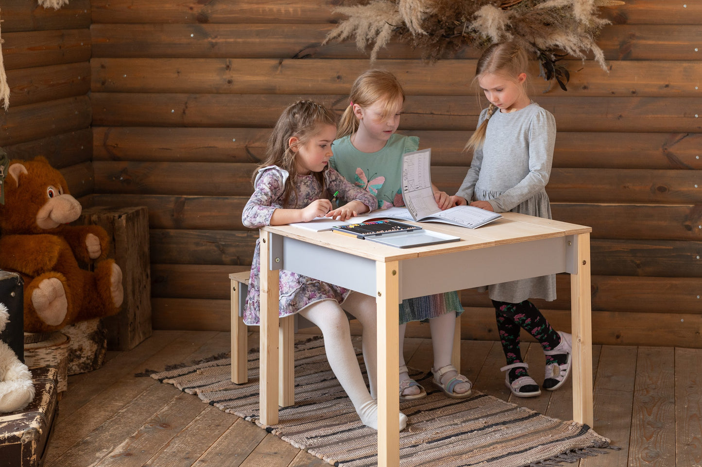 Montessori-børnebord med opbevaring og skammel – skrivebordssæt i træ til børn