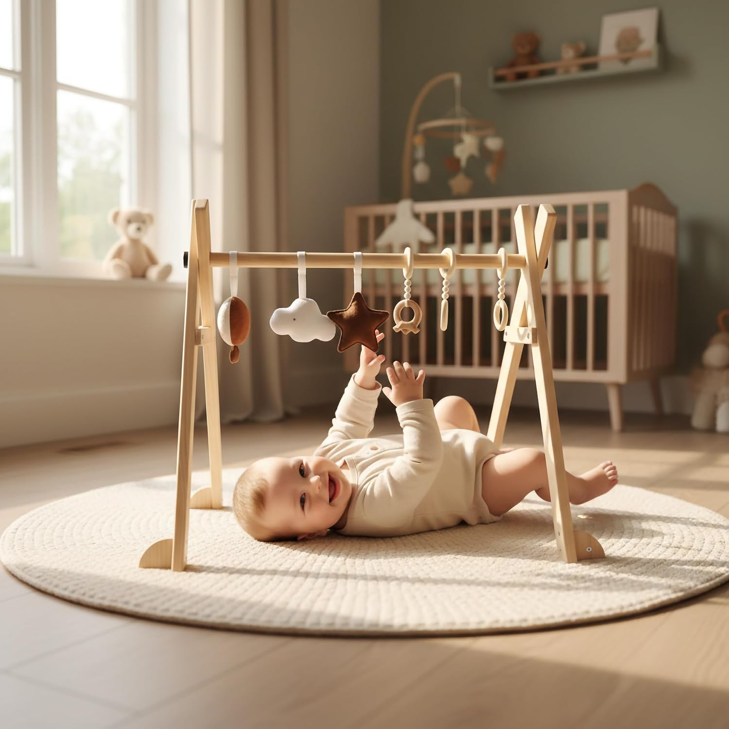 Baby Gym Holz unterstützt Greifen und Motorikentwicklung