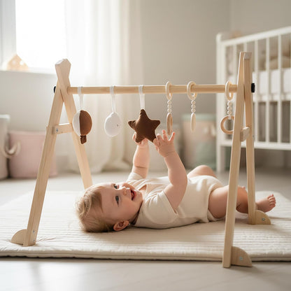 Baby spielt mit natürlichem Holz Spielbogen im Babyzimmer