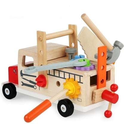 Kind verwendet eine Schraubendreher-Reparaturstation aus Holz, ideal für die Förderung von Hand-Augen-Koordination und kognitive Fähigkeiten bei Kindern im Alter von 4-6 Jahren.