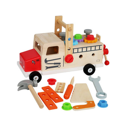 Kind verwendet eine Schraubendreher-Reparaturstation aus Holz, ideal für die Förderung von Hand-Augen-Koordination und kognitive Fähigkeiten bei Kindern im Alter von 4-6 Jahren.
