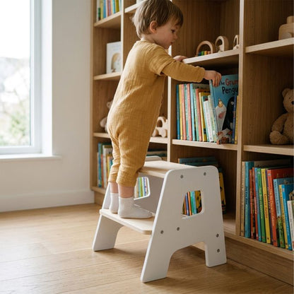 Weißer Kinderhocker aus Holz im Kinderzimmer