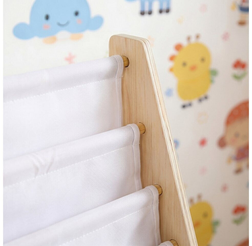 Detailansicht der Stofftaschen und Holzverarbeitung vom Kinderregal