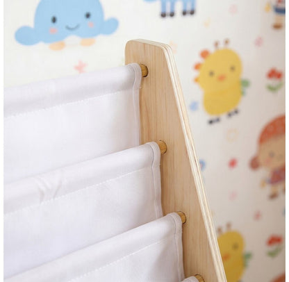 Detailansicht der Stofftaschen und Holzverarbeitung vom Kinderregal
