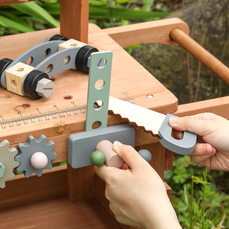 Große Kinder Werkbank aus Holz mit Rädern im Gartenstil