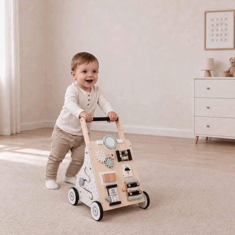 Kind macht erste Schritte mit Montessori Lauflernwagen aus Holz