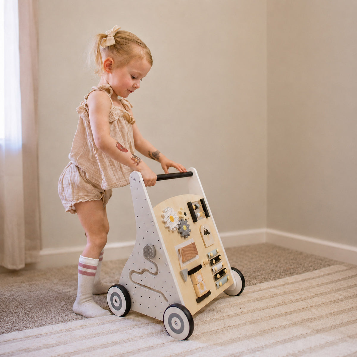 Motorikspiele am Montessori Lauflernwagen mit Zahnrädern, Perlen und Spiegel