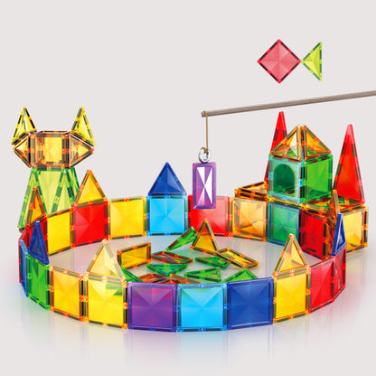 Kinder spielen mit magnetmontierten Bausteinen, farbenfrohe, durchscheinende Magnetblöcke, die Kreativität und räumliches Denken fördern.