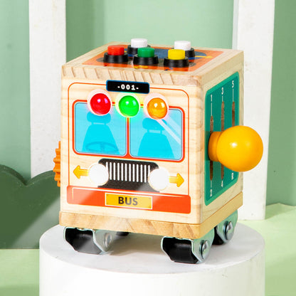 Interaktiver Montessori "Besetzter Bus" aus Holz, der Kinder zwischen 4 und 6 Jahren beim Lernen unterstützt und ihre kognitiven Fähigkeiten spielerisch entwickelt.
