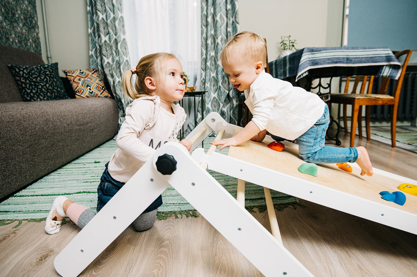 Montessori Kletterdreieck aus Holz mit optionaler Rampe in Grau Wei? und Natur f¨¹r Kinder