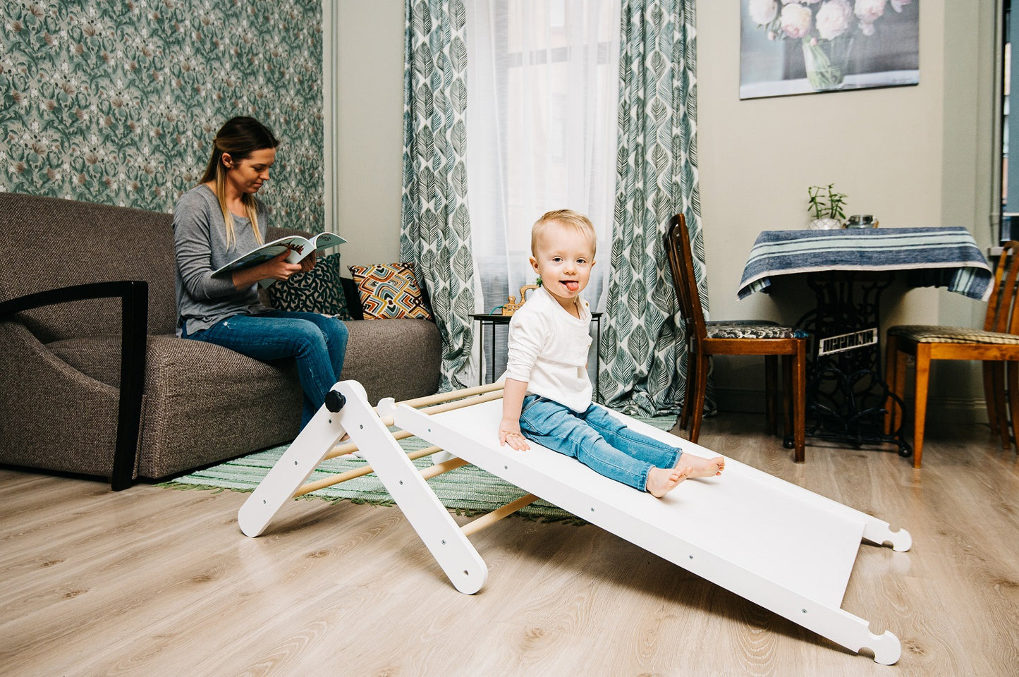 Montessori Kletterdreieck aus Holz mit optionaler Rampe in Grau Wei? und Natur f¨¹r Kinder