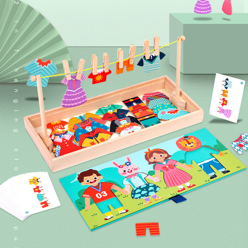 Montessori Früherziehung Spielzeug, ein Anziehpuzzle mit bunten Socken und Kleidungsstücken, ideal zur Förderung der Koordination und Beobachtungsfähigkeit bei Kindern.