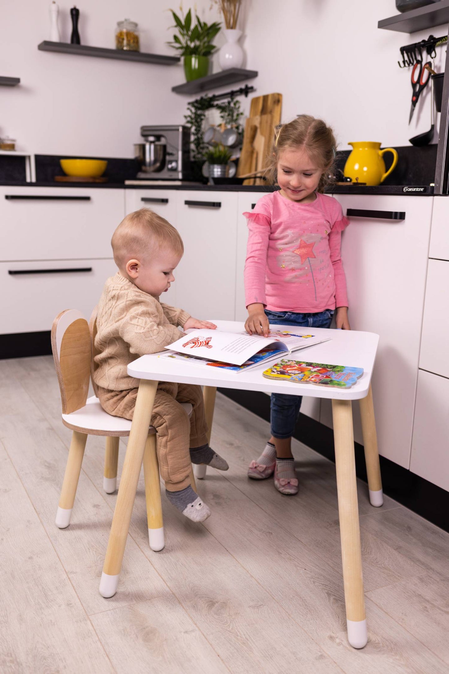 Ensemble table et chaise Montessori pour enfant en bois – Design lapin