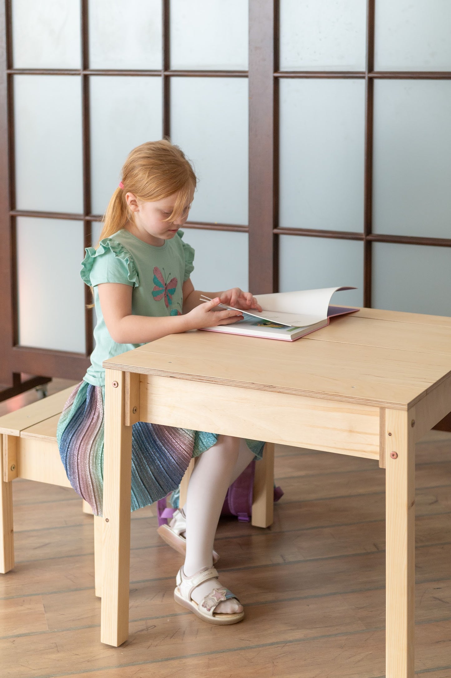 Montessori-børnebord med opbevaring og skammel – skrivebordssæt i træ til børn