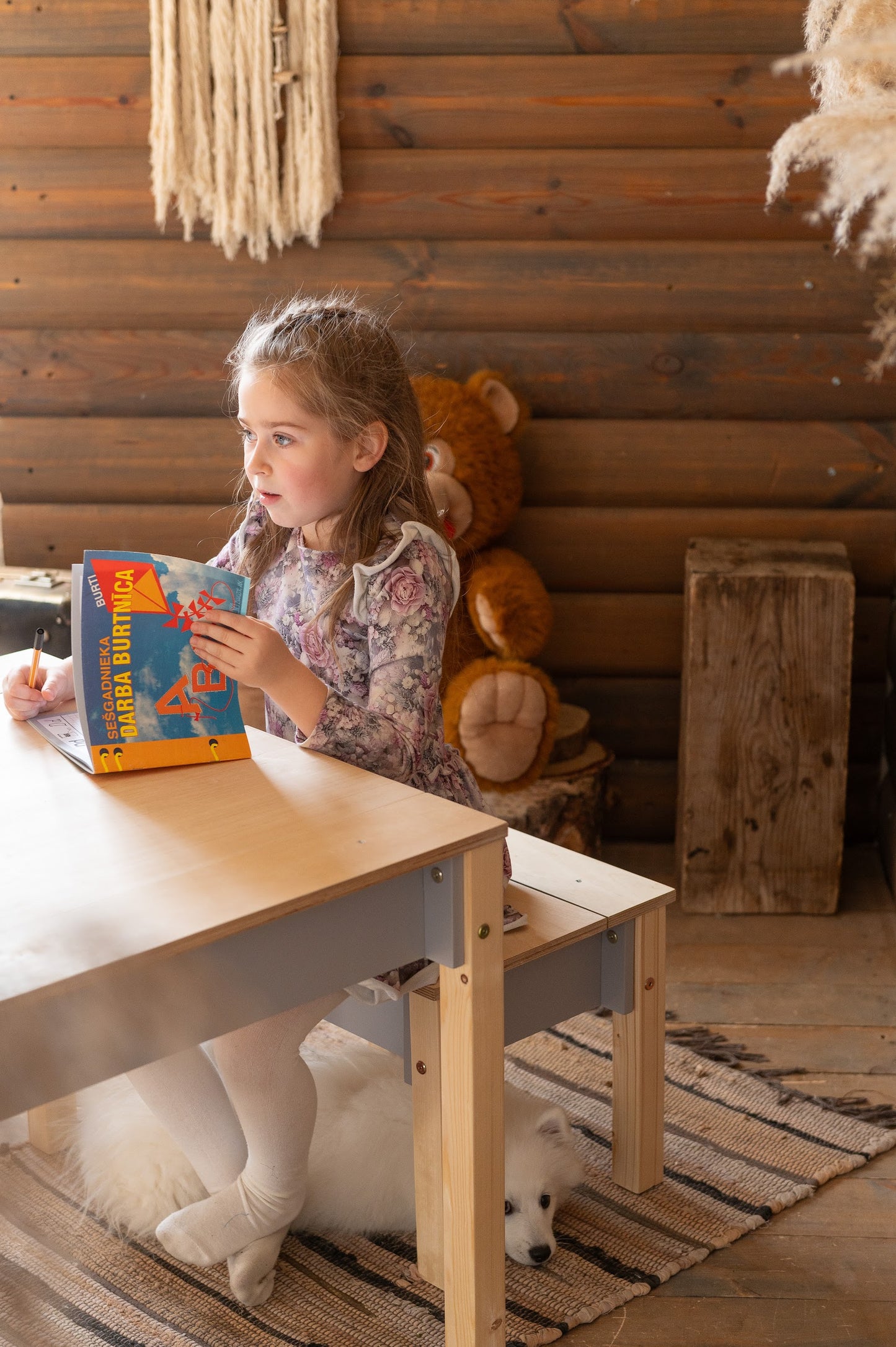 Montessori-børnebord med opbevaring og skammel – skrivebordssæt i træ til børn