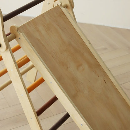 Montessori-Kletterdreieck-Set mit Sprossen in Erdtönen und Holzbogen in natürlichen Farbtönen