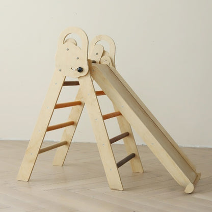 Montessori-Kletterdreieck-Set mit Sprossen in Erdtönen und Holzbogen in natürlichen Farbtönen