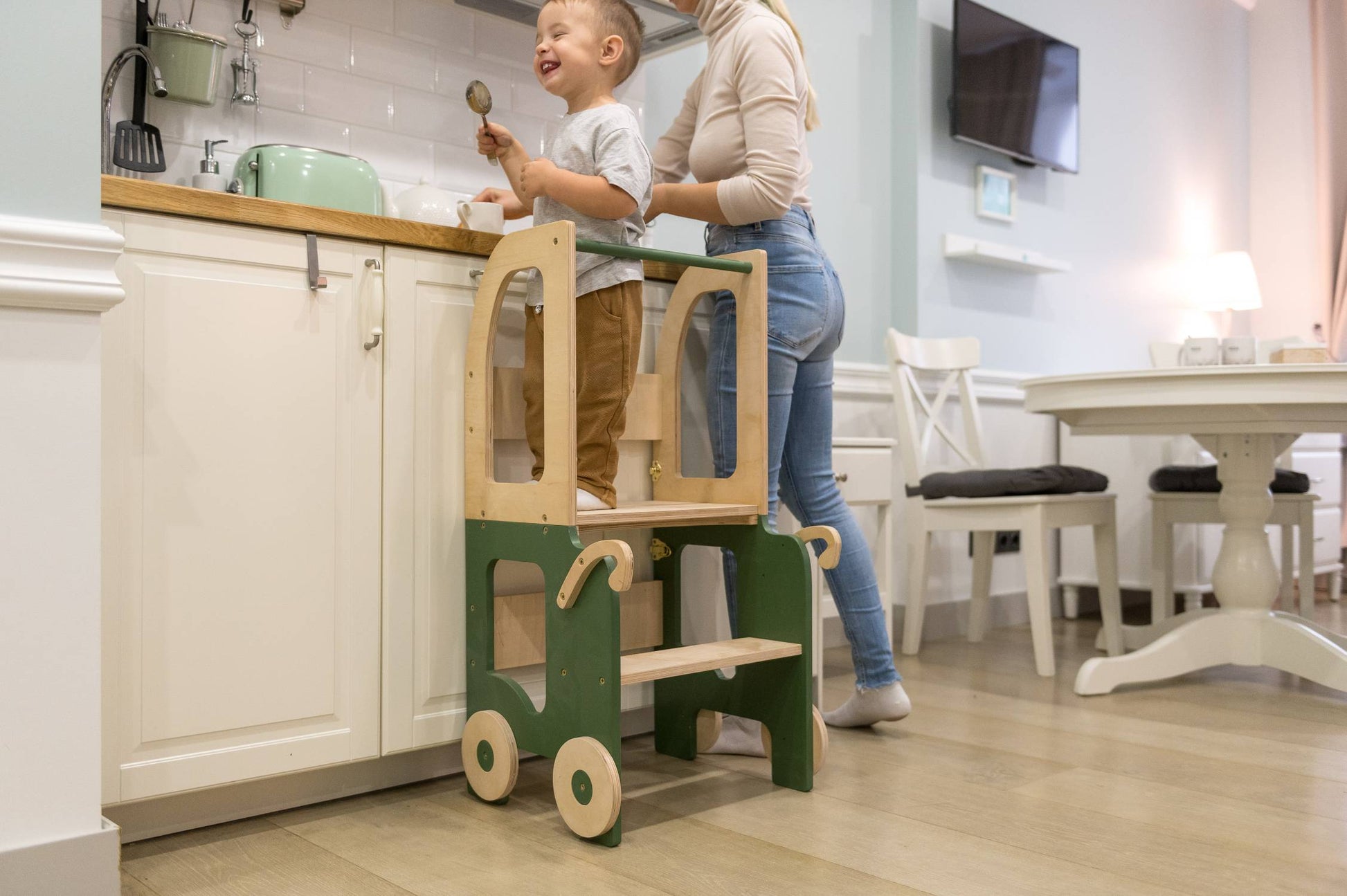 Montessori Lernturm 3-in-1 in Wei? und Naturholz in der K¨¹che