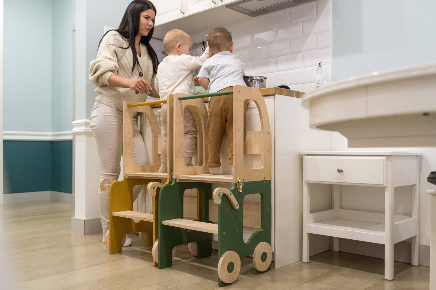 Montessori Lernturm 3-in-1 in Wei? und Naturholz in der K¨¹che