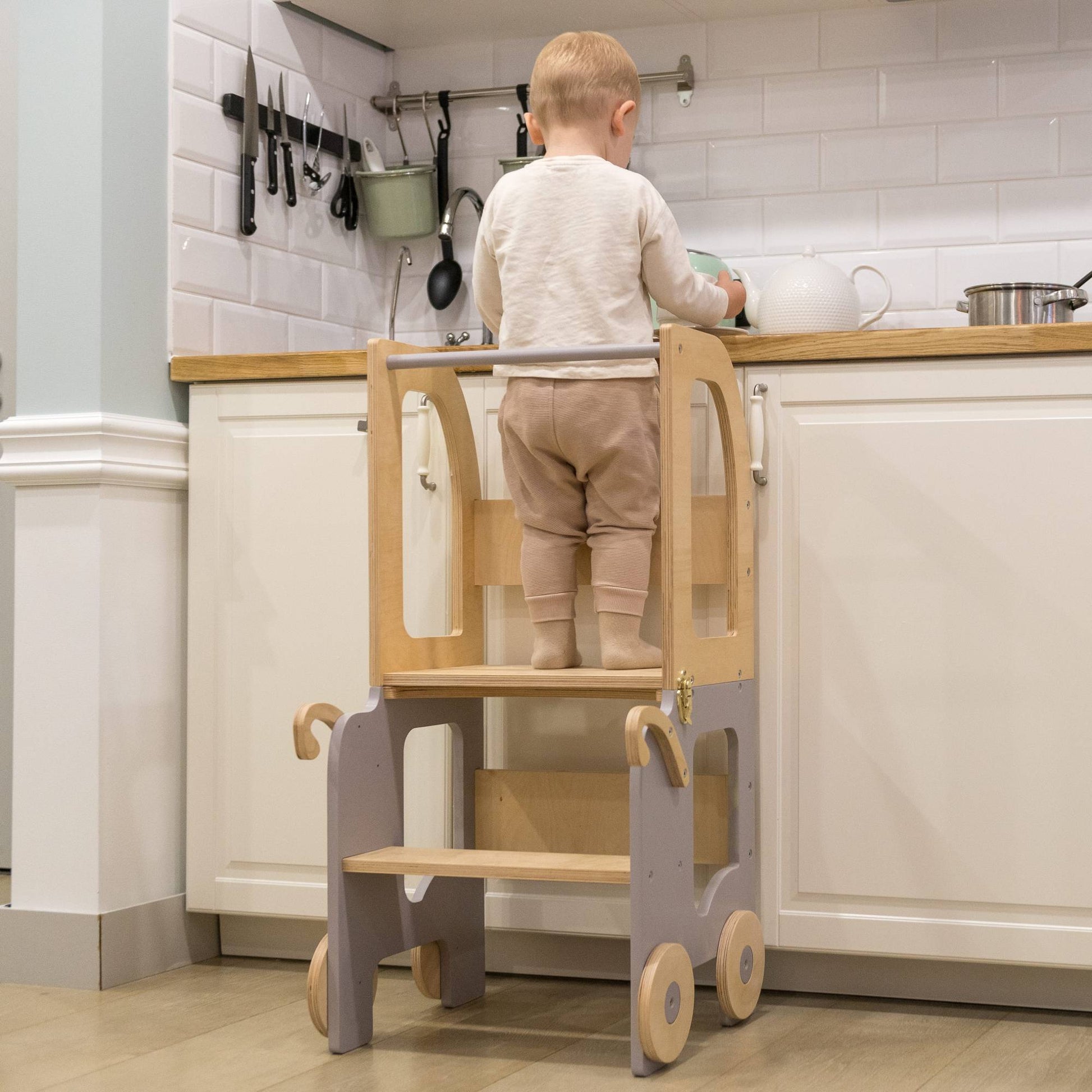 Montessori Lernturm 3-in-1 in Wei? und Naturholz in der K¨¹che