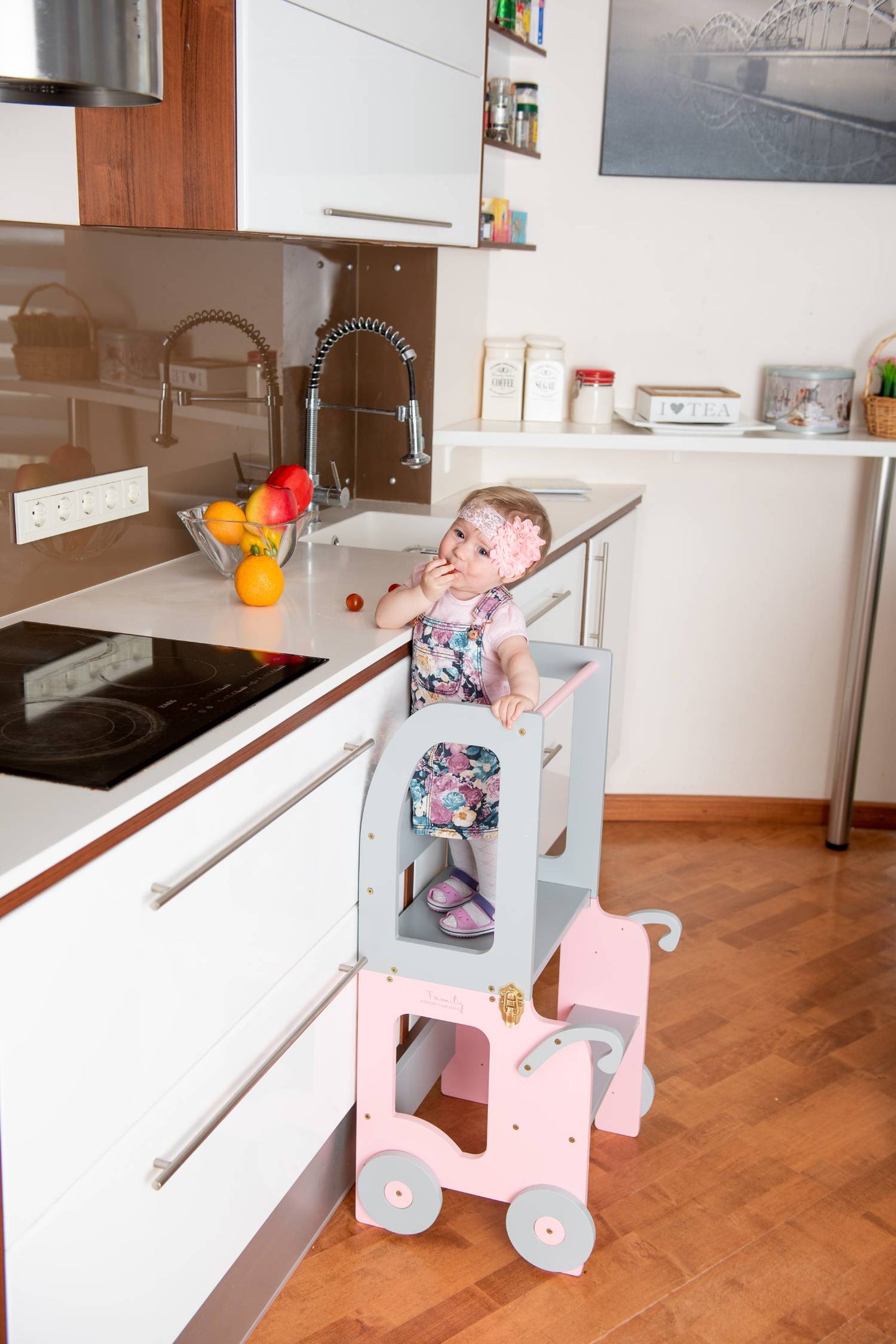 Montessori Lernturm 3-in-1 in Wei? und Naturholz in der K¨¹che