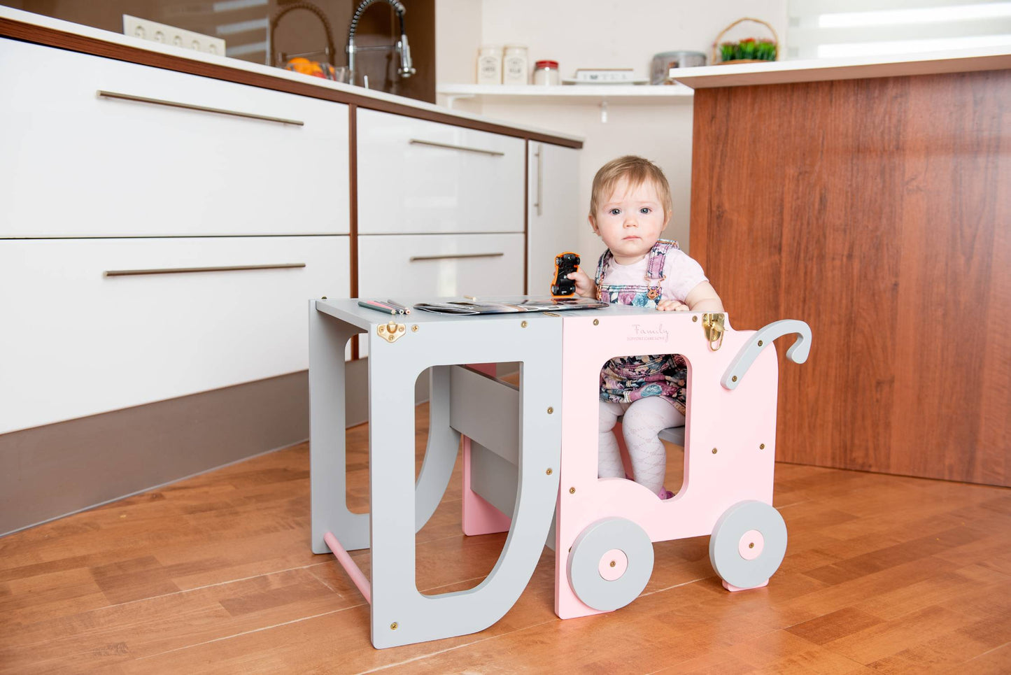 Montessori Lernturm 3-in-1 in Wei? und Naturholz in der K¨¹che
