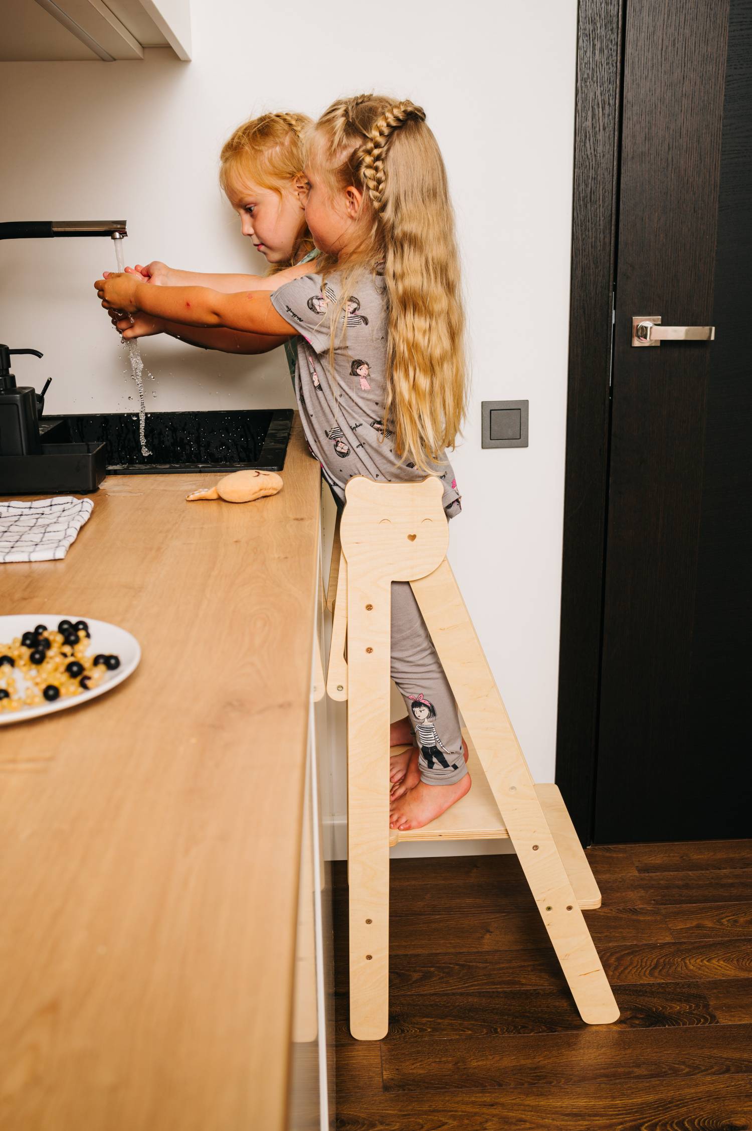 Montessori Lernturm klappbar aus Holz in Weiß Natur – Kinder Küchenhelfer höhenverstellbar