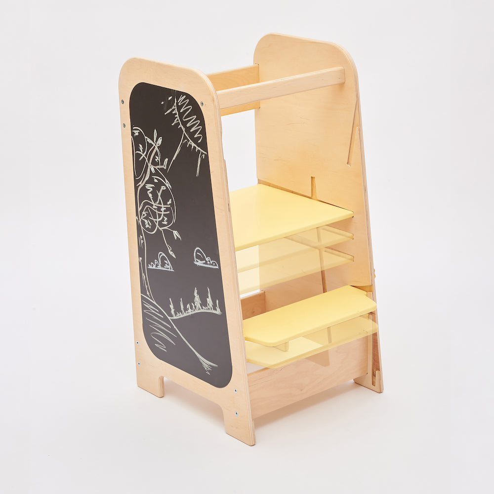 Montessori Lernturm aus Naturholz mit gelbem seitlichem Busy Board, ausgestattet mit interaktiven Zahnrädern, Schiebereglern und verschließbaren Elementen für Kleinkinder.