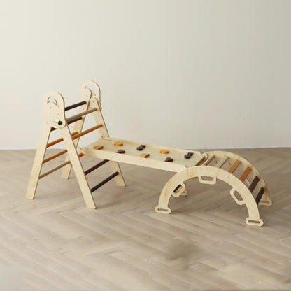 Montessori-Kletterdreieck-Set mit Sprossen in Erdtönen und Holzbogen in natürlichen Farbtönen
