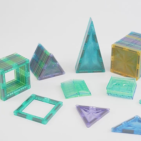 Kinder bauen mit bunten, erweiterbaren Shining-Serie Bauklötzen, die Kreativität und räumliches Verständnis fördern.