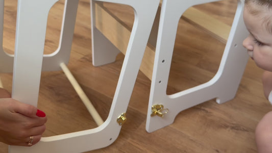 Lernturm mit Tafel, Tisch und Rutsche