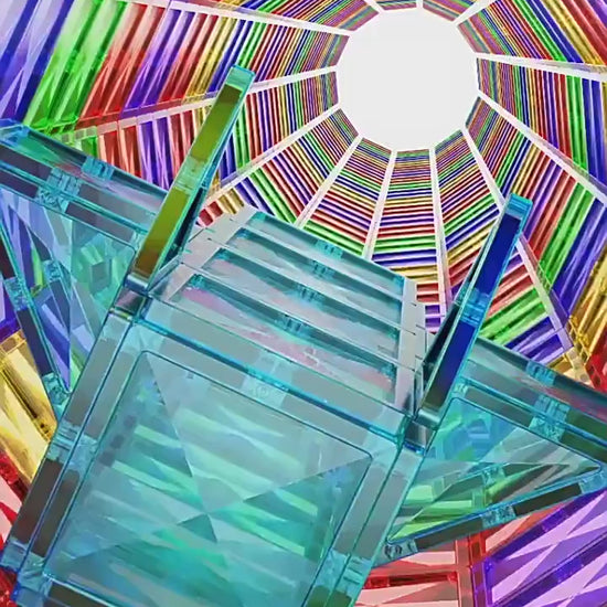 Kinder spielen mit magnetmontierten Bausteinen, farbenfrohe, durchscheinende Magnetblöcke, die Kreativität und räumliches Denken fördern.