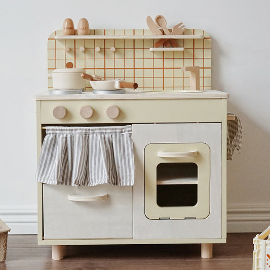 Kinderküche aus Holz im nordischen Design für Rollenspiel